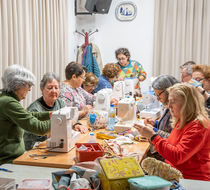 Compartimos, aprendemos y transformamos el envejecimiento en el medio rural Personas en taller de costura